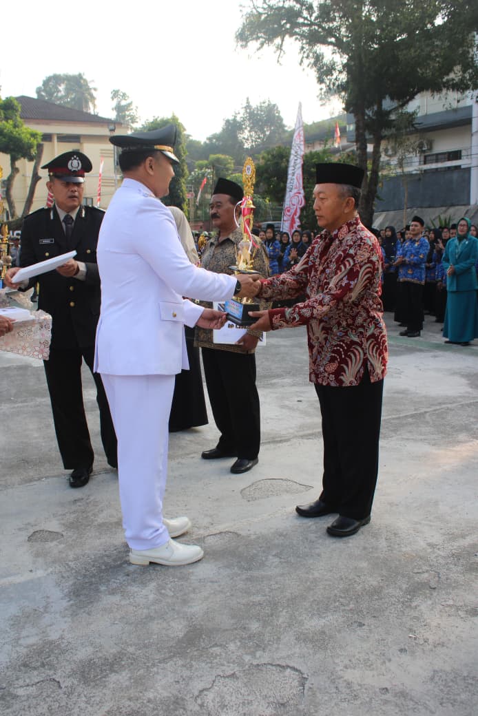 Penyerahan Hadiah Lomba K3