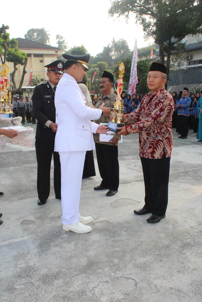 Penyerahan Hadiah Lomba K3